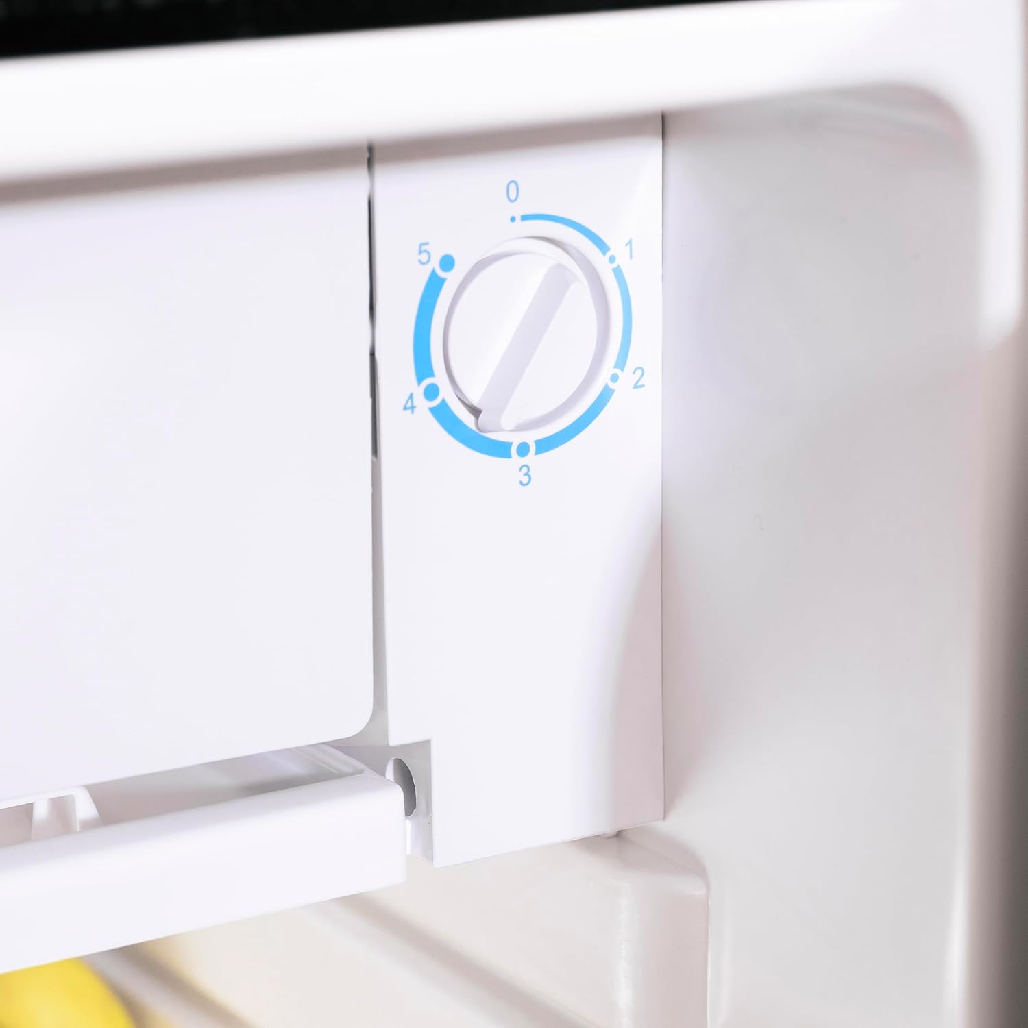 Cecotec - Bolero CoolMarket TT 90 Black - 90L - compact, porte réversible, 5 niveaux température, 5 étagères, Classe E