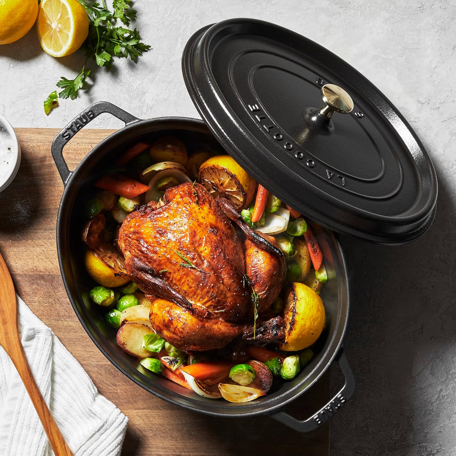STAUB - cocotte en fonte émaillée ovale - 41 cm, 12 L, noir mat