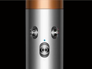 Appareil cylindrique en argent métallique avec un design de visage simple avec deux points et une ligne incurvée formant un sourire, avec un accent de points LED bleus.