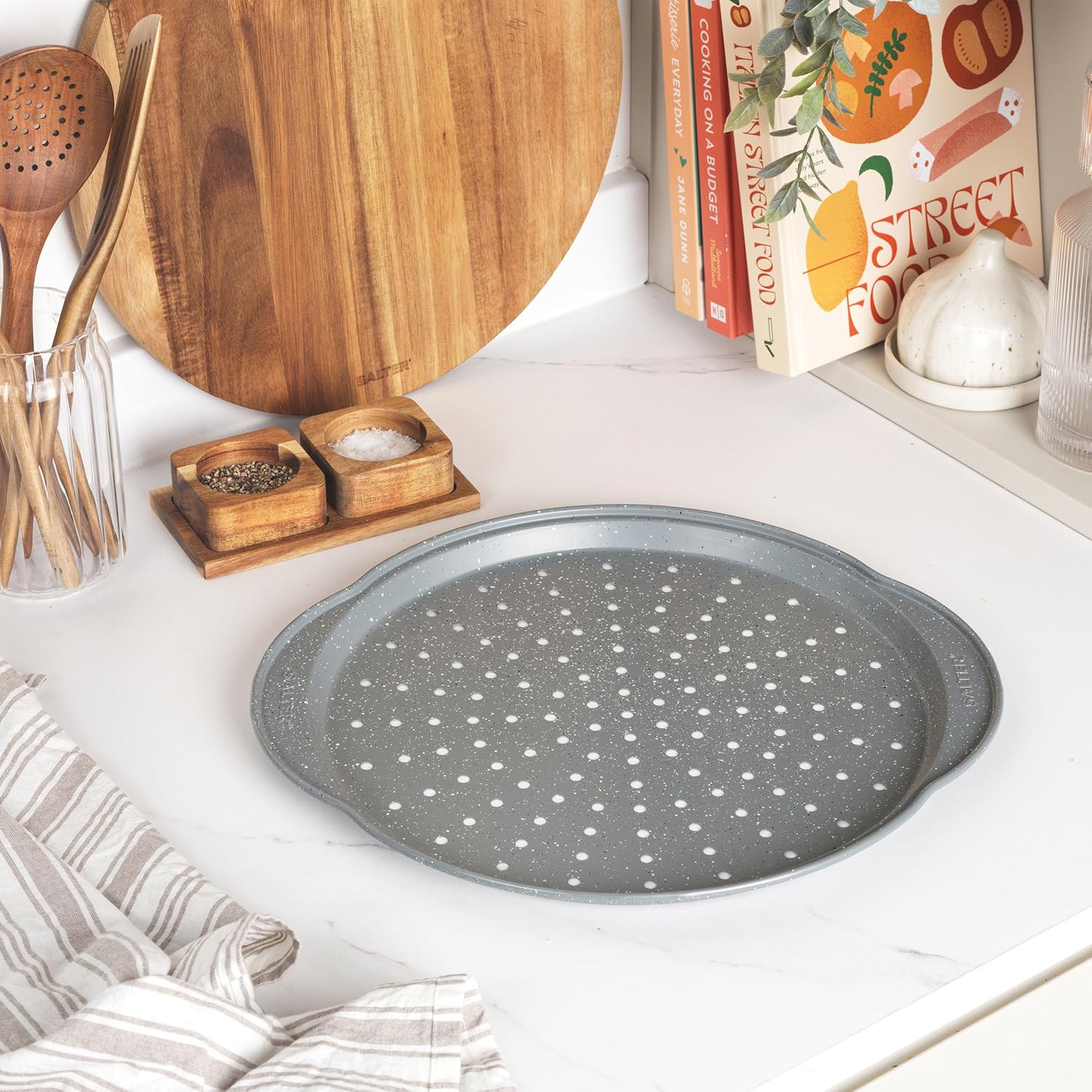 Salter - Plat à pizza Marblestone 37cm - antiadhésif, perforé, poignées, cuisson homogène